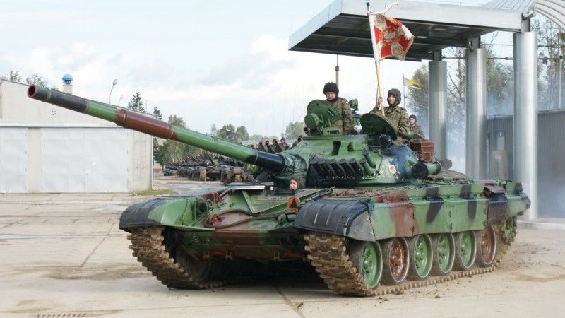 Czołg T-72 ze sztandarem 9.Braniewskiej Brygady Kawalerii Pancernej im. Króla Stefana Batorego