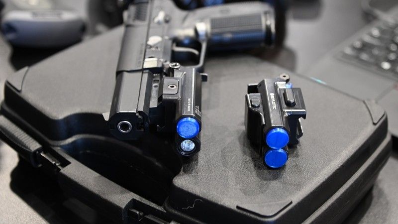 Minigranatniki FLIP podwieszane pod pistoletem lub karabinkami z dwoma ładunkami błyskowo-hukowymi (z prawej) oraz z jednym ładunkiem flashbang i latarką