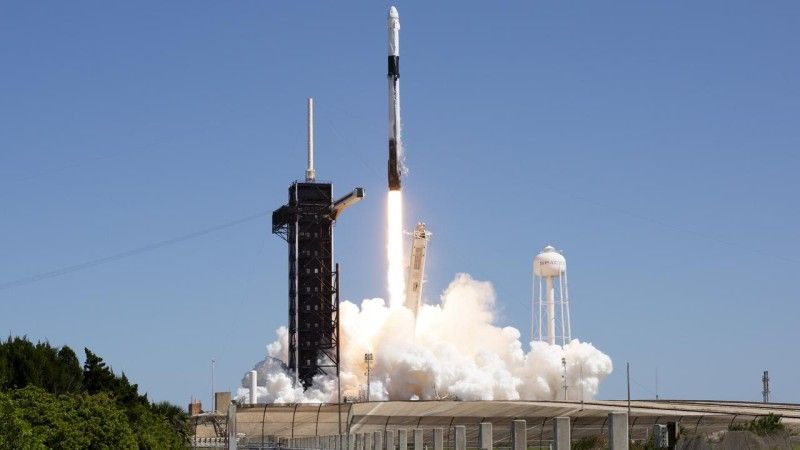Start prywatnej misji Axiom-1 przy użyciu rakiety Falcon 9 w kwietniu 2022 r.