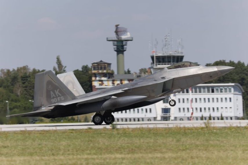 Raptory wylądowały w Łasku. Oczekiwanie na F-35