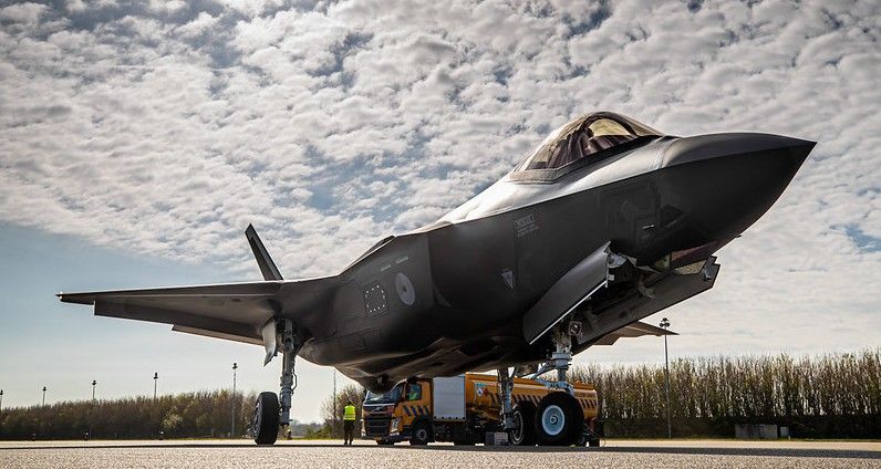 Drony nad bazą F-35