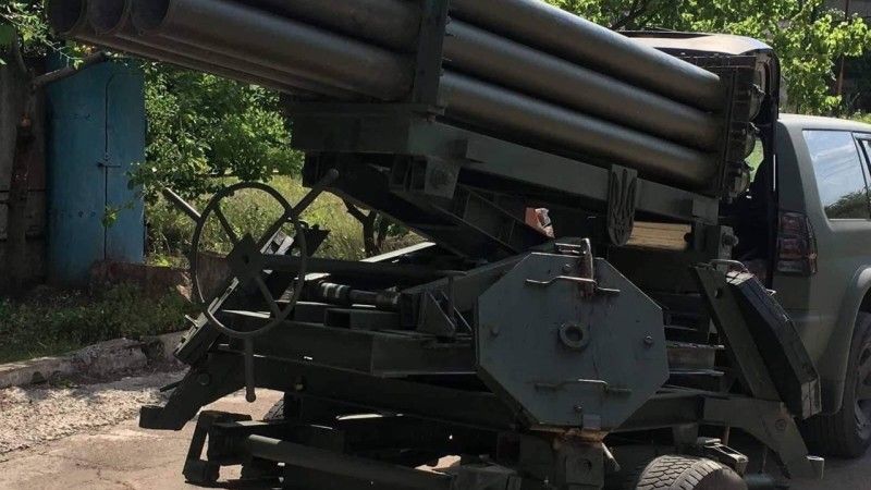 Holowana wyrzutnia pocisków rakietowych kal. 122 mm stworzona z prowadnic odzyskanych z uszkodzonego/zniszczonego BM-21 Grad.