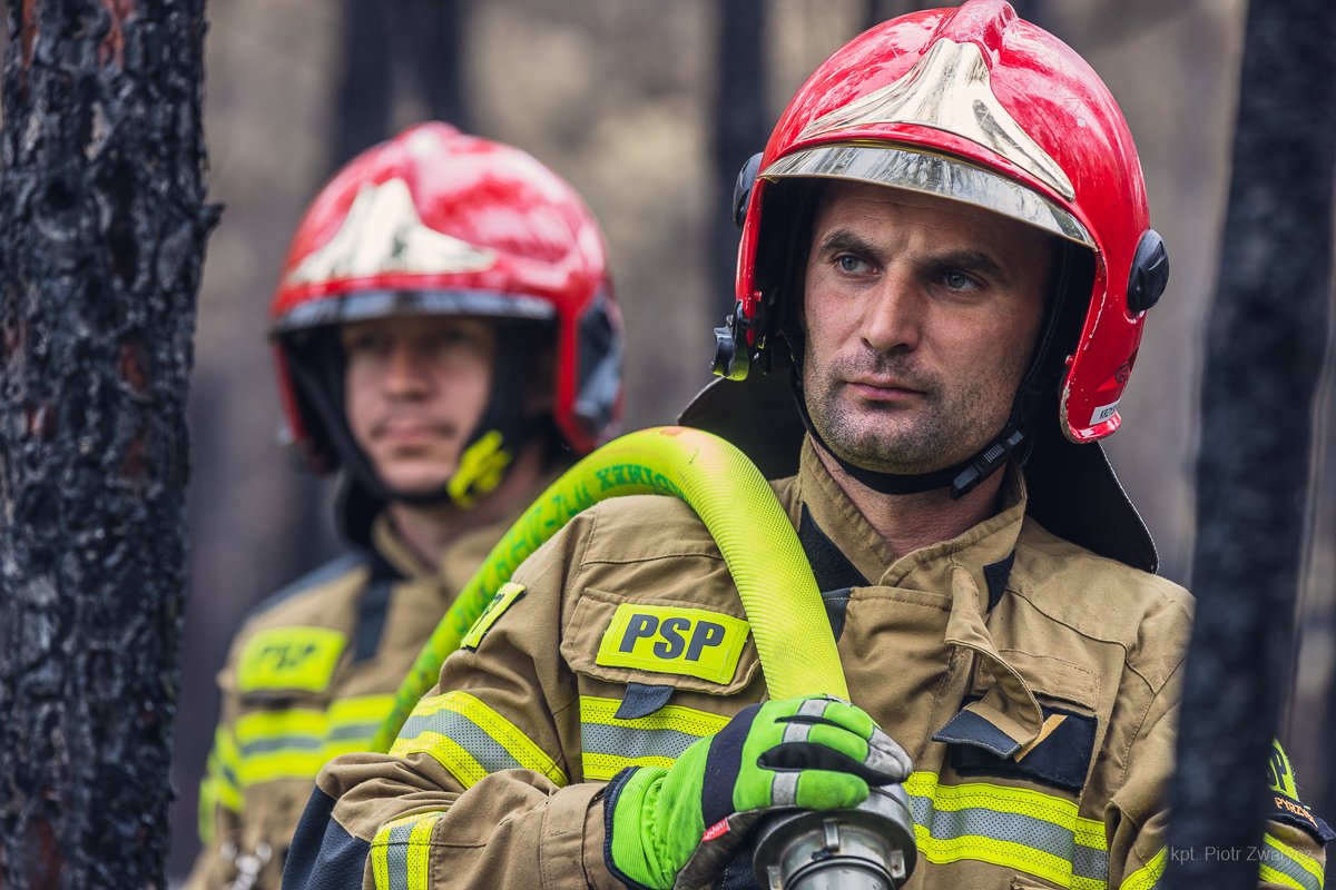 Polscy strażacy dogaszają ogniska pożaru we Francji [FOTO]