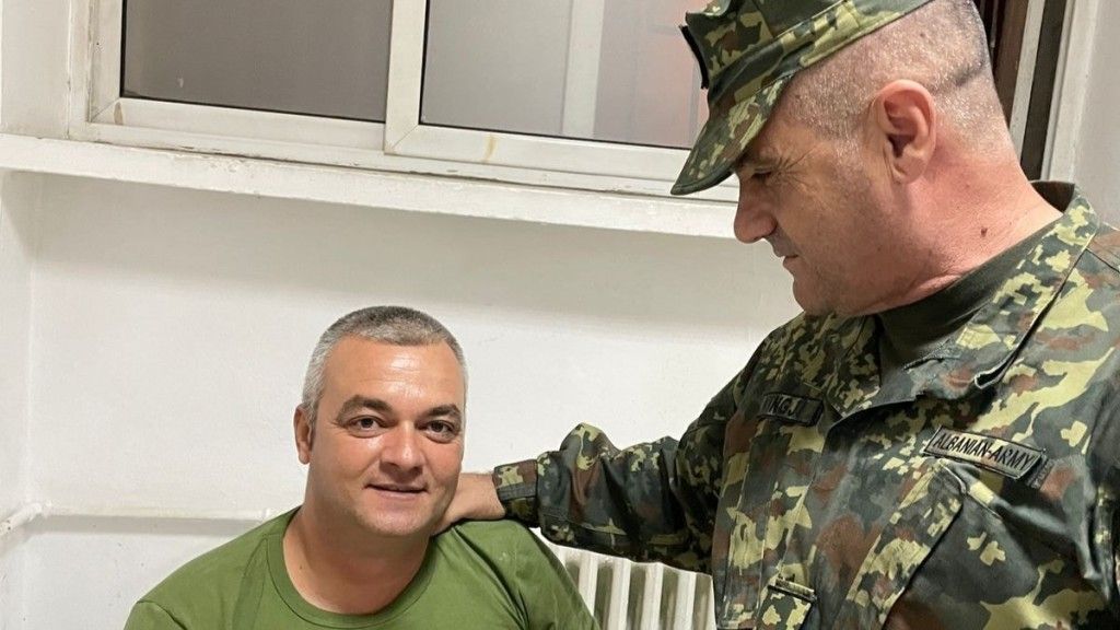Jeden z żołnierzy Albańskich Sił Zbrojnych, którzy zatrzymali dwóch Rosjan i Ukraińca.