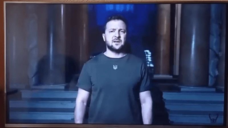 Wołodymyr Zełenski podczas przemówienia nadanego przez ukraińskich hakerów