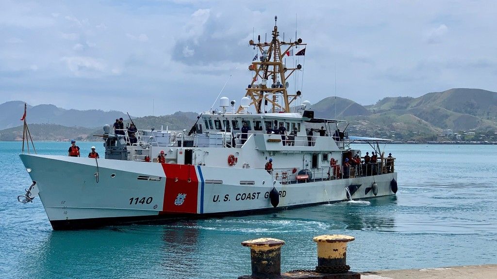 Kuter US Coast Guard zawija do portu w Papui-Nowej Gwinei