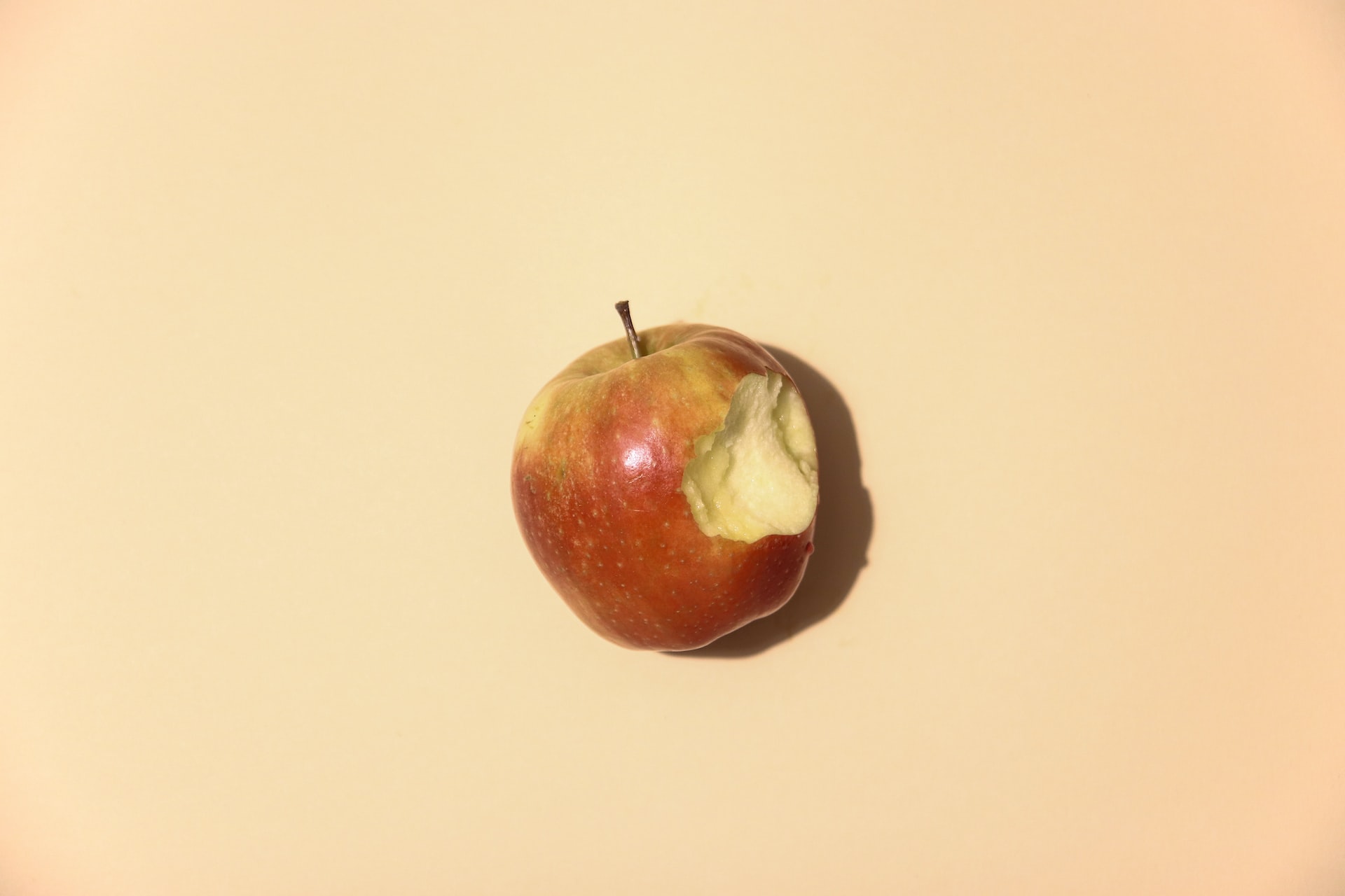 #CyberMagazyn: Apple wchodzi w biznes reklamowy. Wcześniej było jego zażartym krytykiem