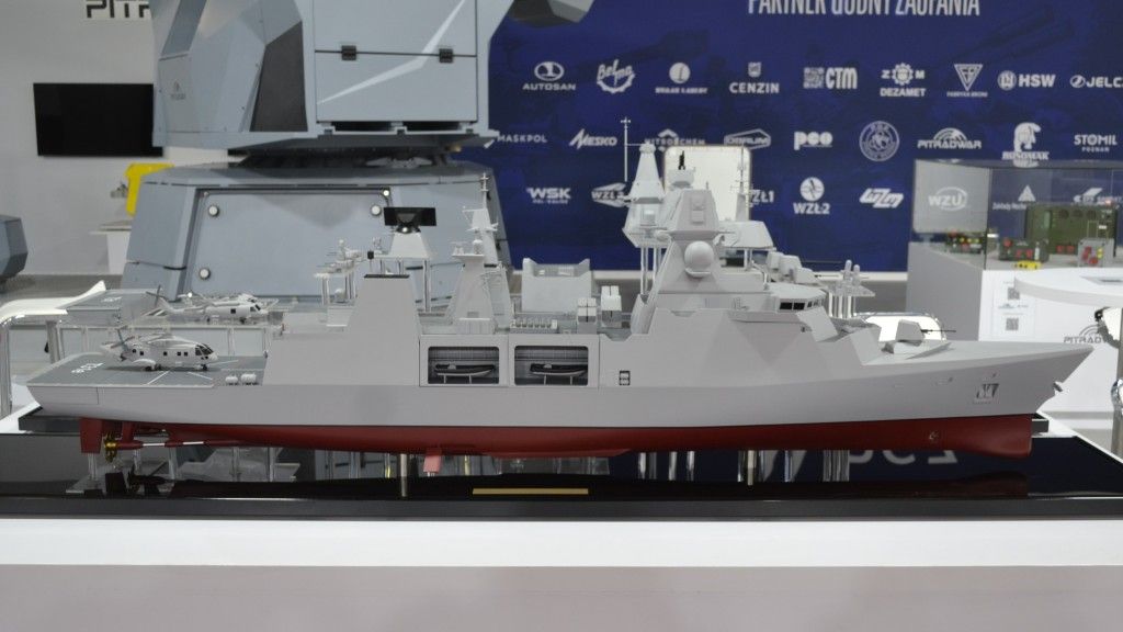 Model fregaty A-140 prezentowany na tragach MSPO 2022