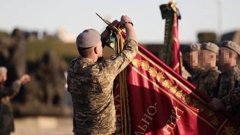 Moment dekorowania sztandaru 142.Centrum Szkolno-Treningowego (Dowództwa Sił Operacji Specjalnych) odznaką honorową „Za męstwo i odwagę”