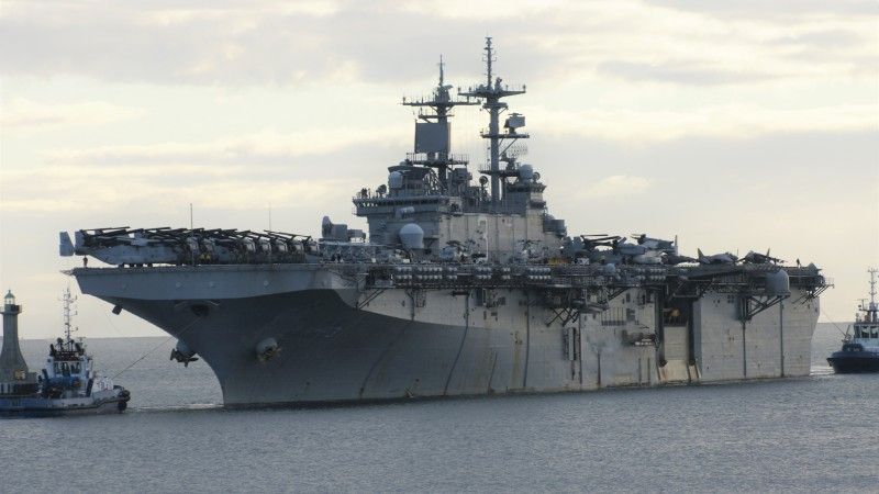 USS Kearsarge wchodzi do Gdyni