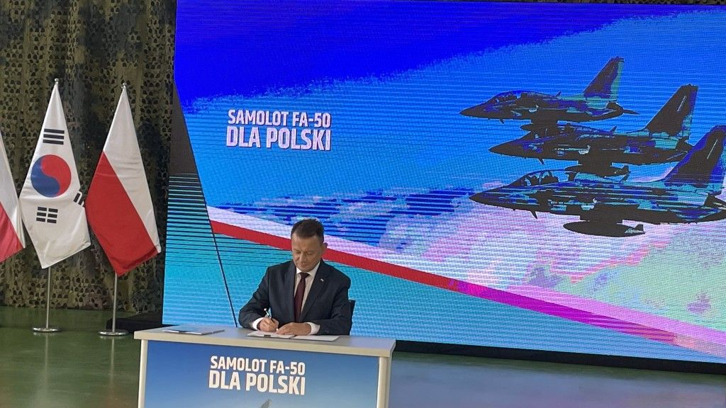 Minister Błaszczak signs a contract for FA-50