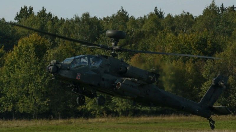 Śmigłowiec AH-64D Longbow Apache przed ćwiczeniem strzelań pociskami APKWS