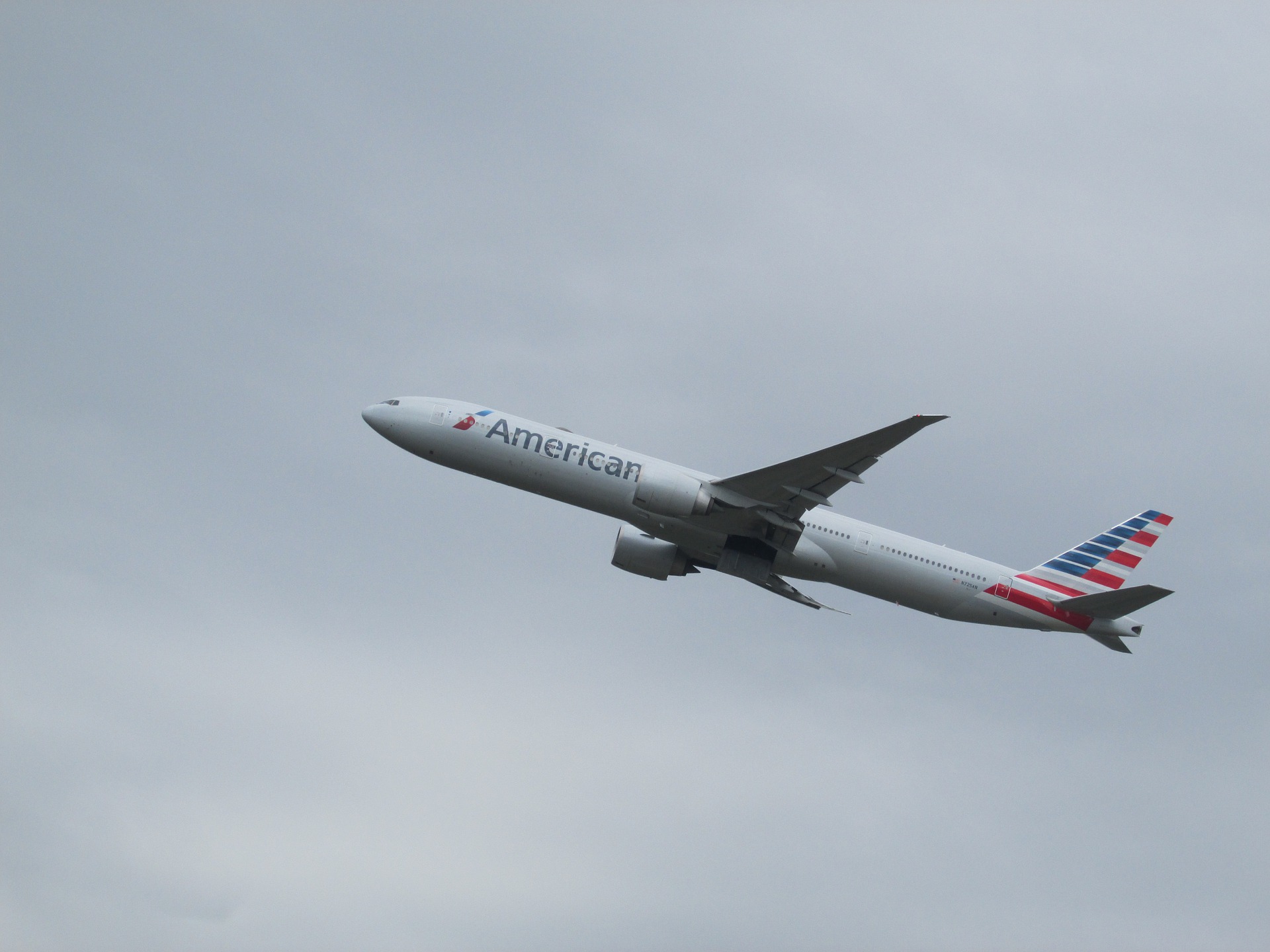 Wyciek danych pracowników American Airlines. Doszło do cyberataku