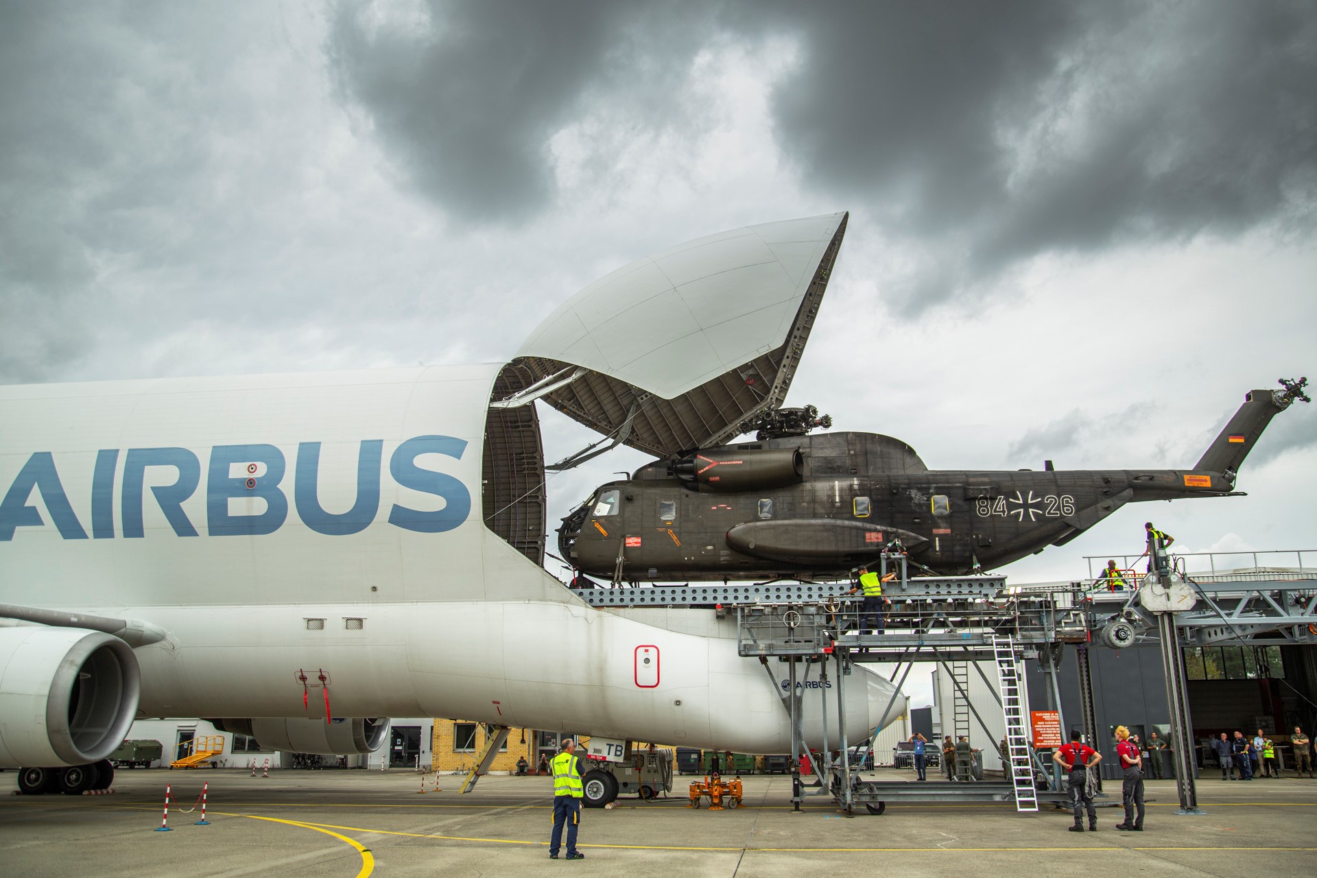 Śmigłowiec na pokładzie Airbusa Beluga