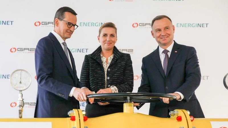 Od lewej: premier Mateusz Morawiecki, premier Danii Mette Frederiksen i prezydent Andrzej Duda otwierają Baltic Pipe
