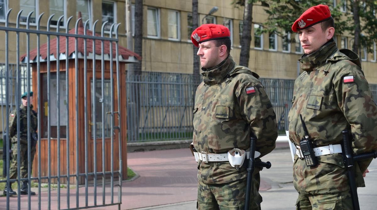 Kolejny dron na terenie jednostki wojskowej. Żandarmeria bada sprawę
