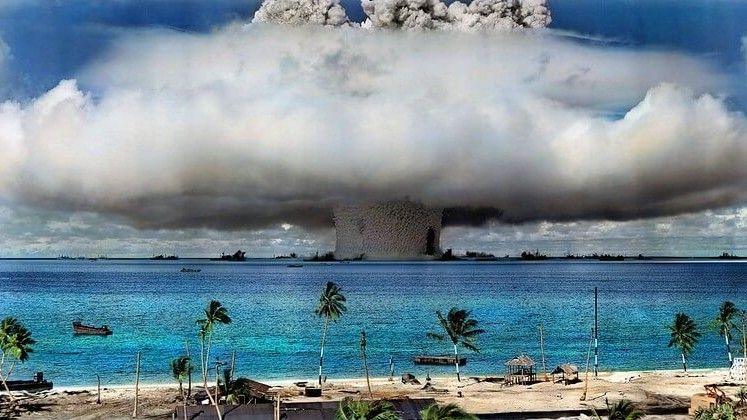 Bomba atomowa zdetonowana na atolu Bikini na Wyspach Marshalla w 1946 roku (fotografia w kolorze).