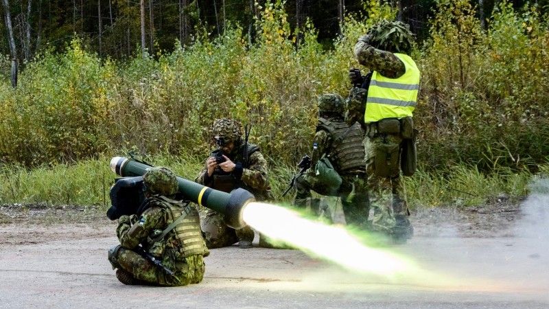 Estońscy żołnierze strzelają na poligonie z wyrzutni przeciwpancernej Javelin
