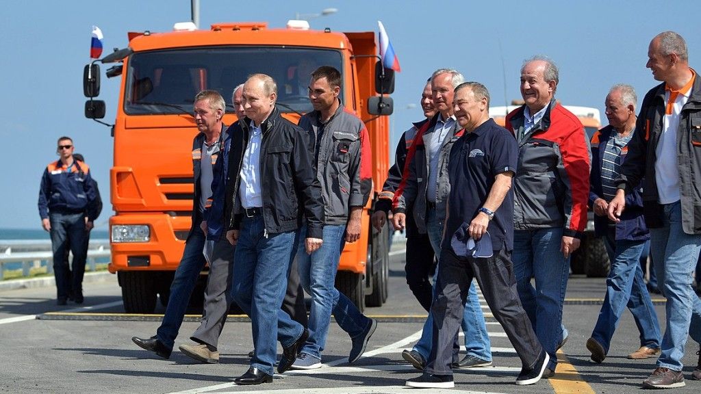 W. Putin na moście krymskim w 2018 r.