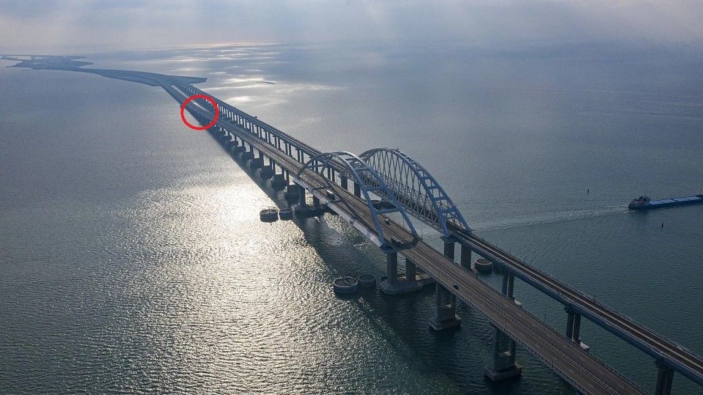 Most Kerczeński z zaznaczonym, przybliżonym miejscem eksplozji