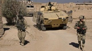 Transporter Rosomak z dodatkowymi osłonamiw Afganistanie.