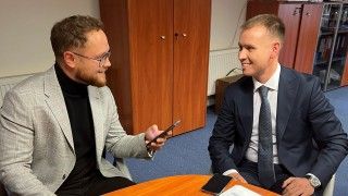 Minister Mateusz Berger (po prawej) podczas wywiadu