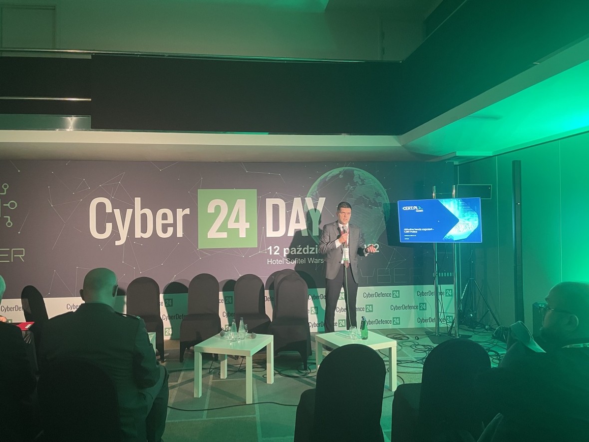 Sebastian Kondraszuk Kierownik Działu CERT Polska w NASK-PIB w czasie prezentacji podczas Cyber24 Day