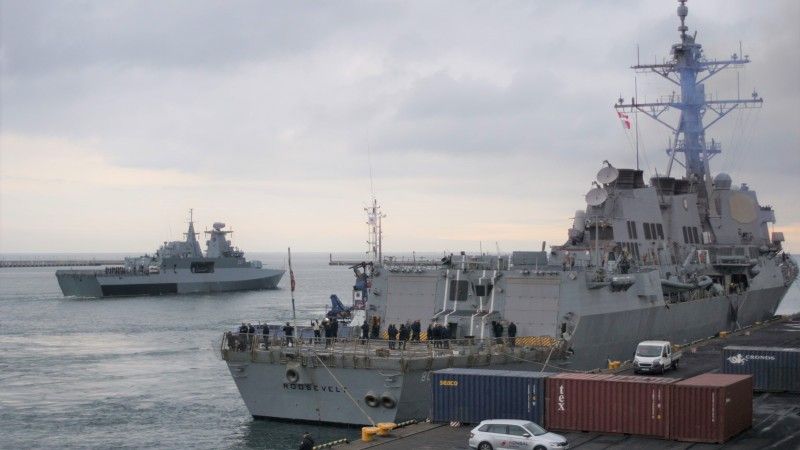 Korweta patrolowa ORP Ślązak wychodzi z Gdyni i mija zacumowany jeszcze przy Nabrzeżu Francuskim amerykański niszczyciel USS Roosevelt.