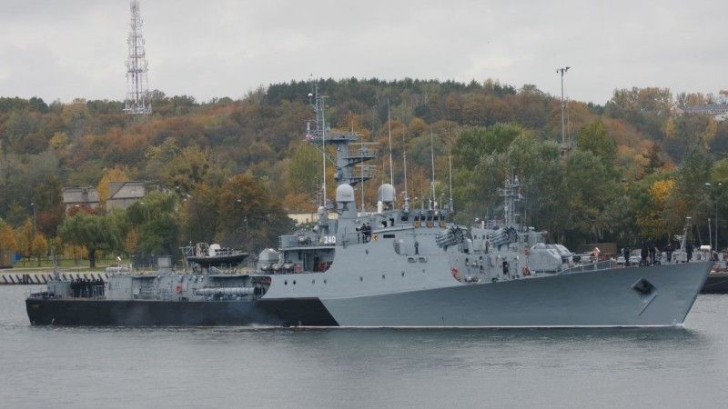 Wyremontowany ORP „Kaszub” po powrocie do Gdyni bez armaty kalibru 35 mm oraz anten radaru MR-302 i systemu IFF.