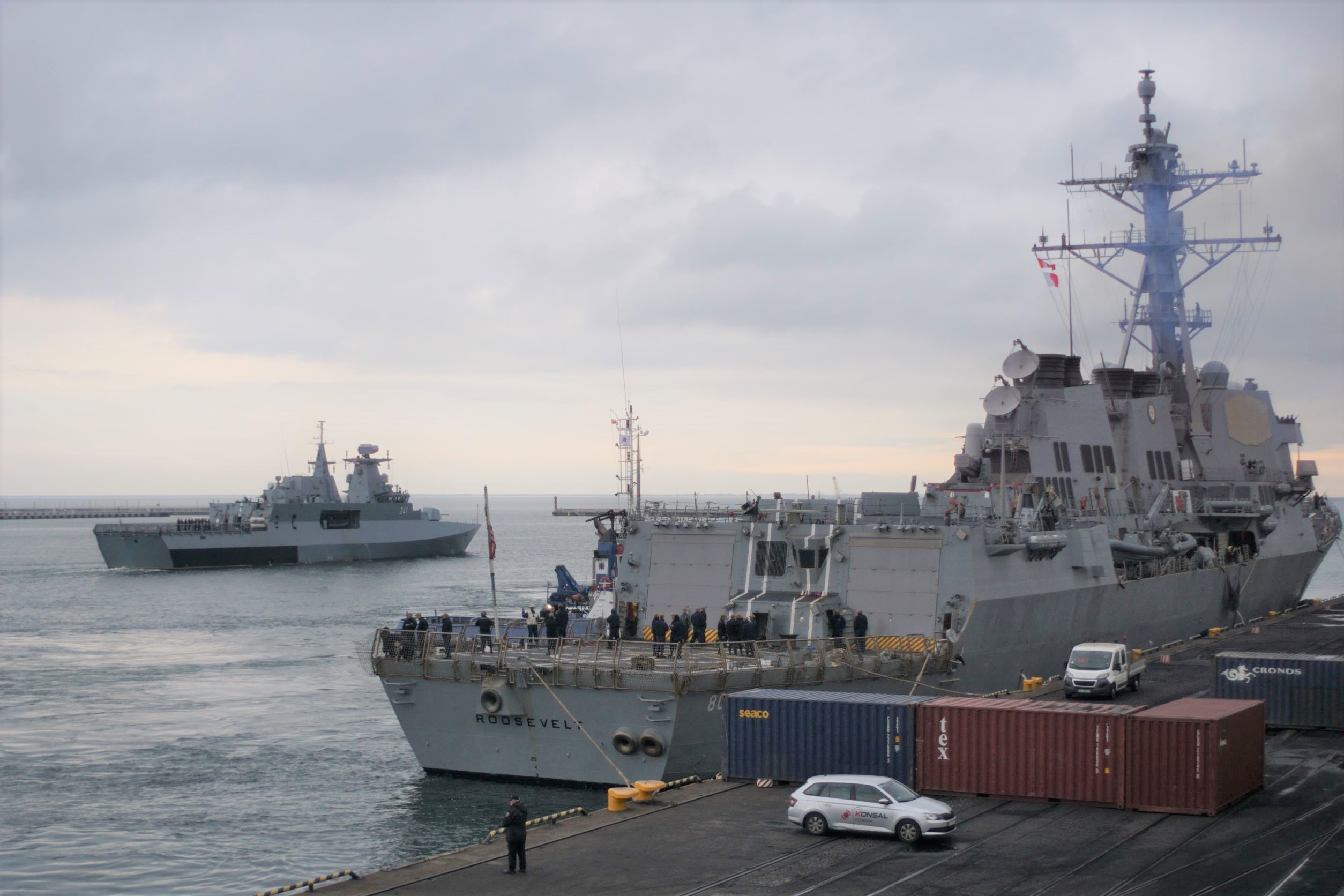 USS Roosevelt po 24 godzinach opuścił Gdynię [FOTO]