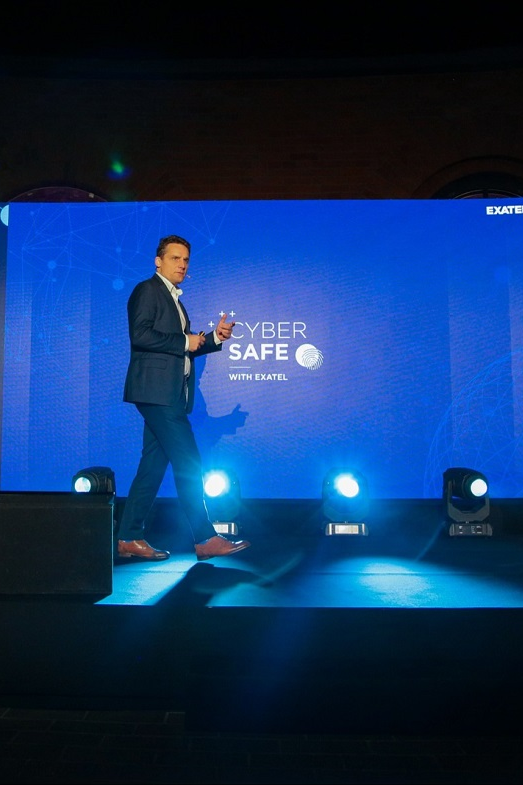 Nikodem Bończa Tomaszewski w czasie prezentacji na Cybersafe with EXATEL