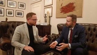 Szef Unipetrolu Tomasz Wiatrak (po prawej) w rozmowie redaktorem Energetyka 24.com, Danielem Czyżewskim