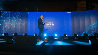 Nikodem Bończa Tomaszewski w czasie prezentacji na Cybersafe with EXATEL