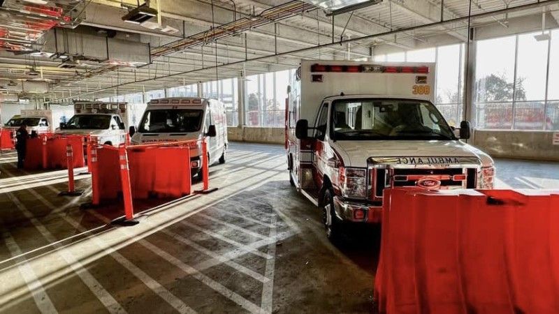 Zdjęcie ilustracyjne. Ambulanse medyczne Chicago Fire Departament.