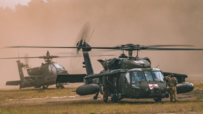 Black Hawk w wersji ewakuacji medycznej oraz Apache Guardian (w tle) podczas ćwiczeń z udziałem 18 Dywizji Zmechanizowanej