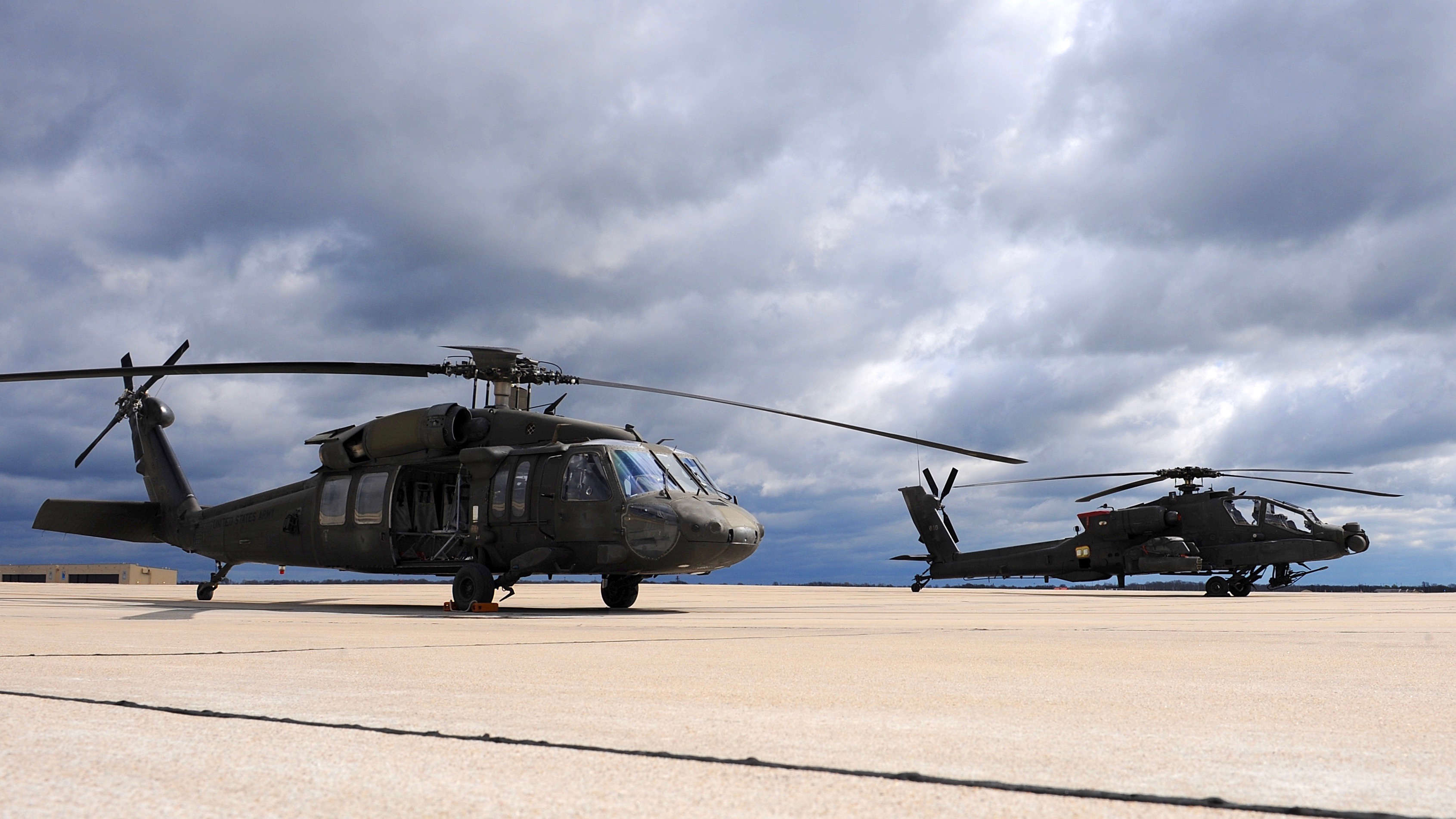 Black Hawk i Apache. Zgrany duet na polu walki [ANALIZA]