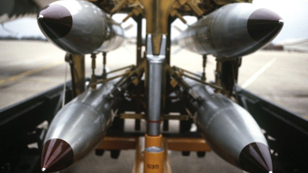 Bomby B-61 przygotowane do załadunku.