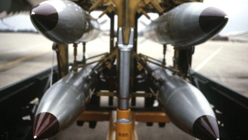 Bomby B-61 przygotowane do załadunku.