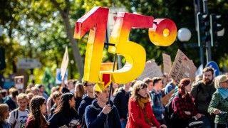 Czy technologie wspierają walkę ze zmianami klimatu czy przyczyniają się do jego niszczenia?