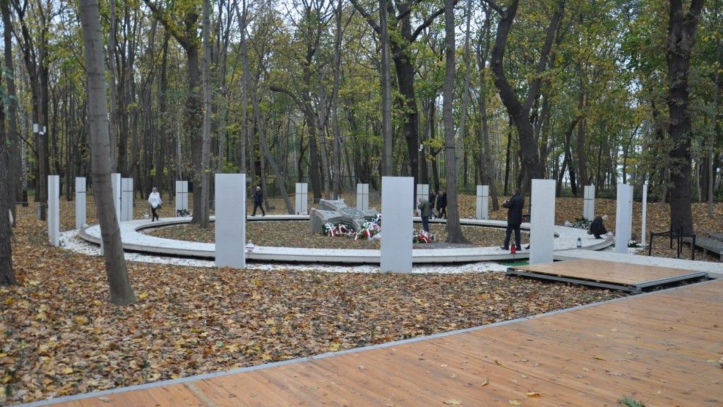 Opustoszały nowy Cmentarz Wojskowy na Westerplatte tuż po uroczystościach oficjalnych 4 listopada 2022 roku