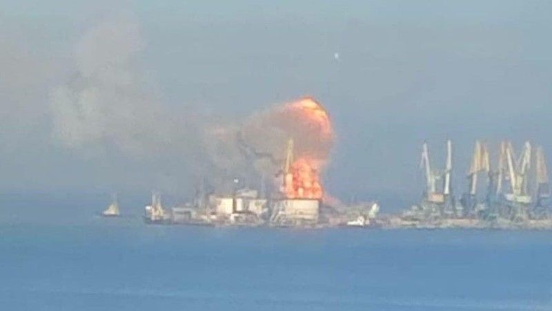 Pożar rosyjskiego okrętu desantowego „Saratow” w porcie Berdiańsk