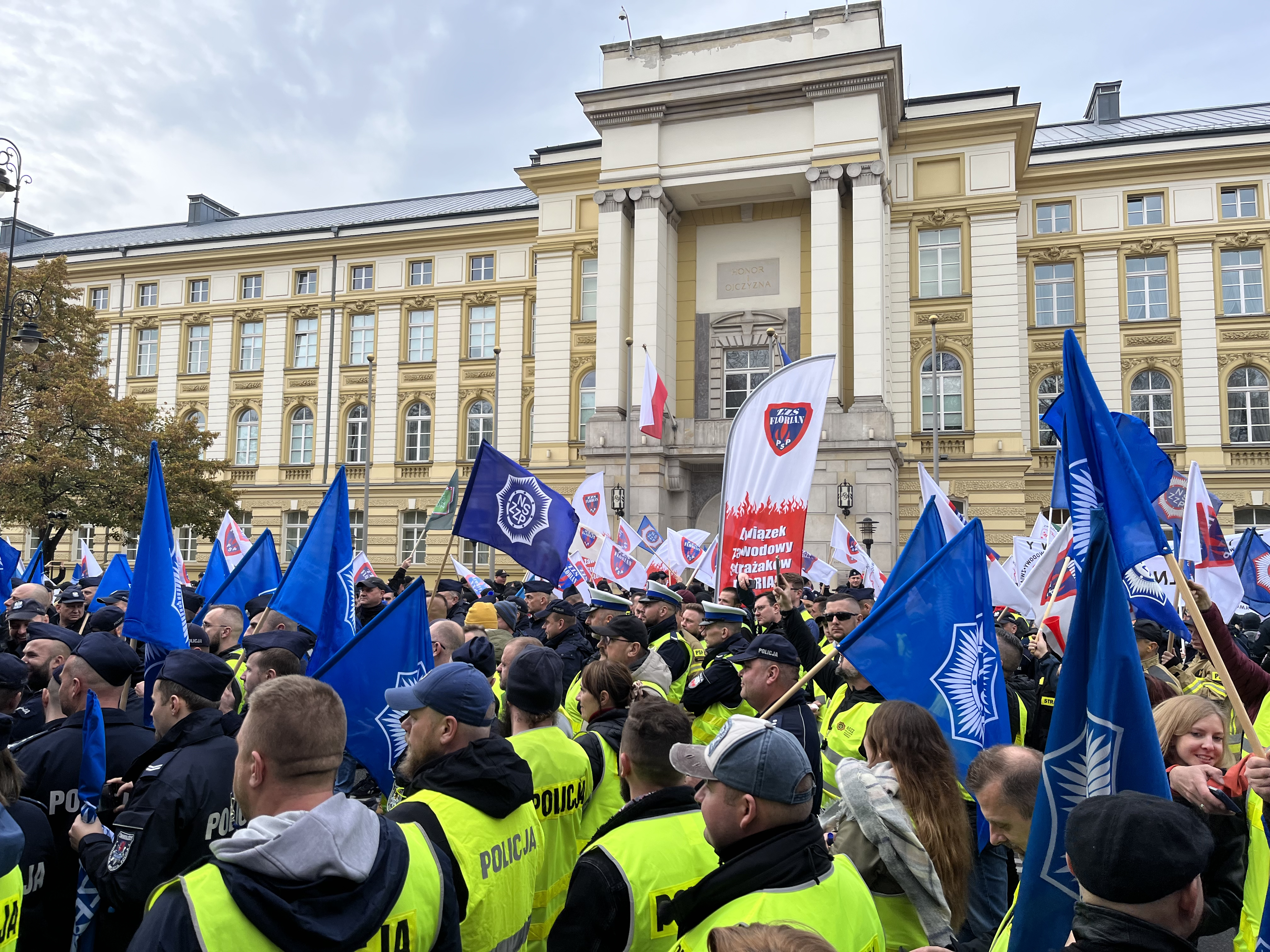 Mundurowi zawieszają protest