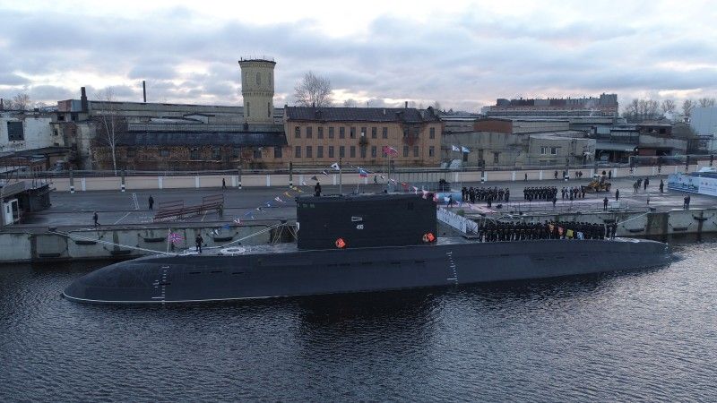 Podniesienie bandery na okręcie podwodnym Ufa. Widoczny na lewej burcie numer taktyczny 490.