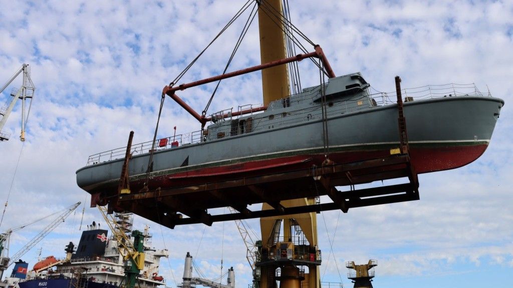 ORP Nakło przenoszony z doku na nabrzeże w Stoczni Remontowej Nauta.