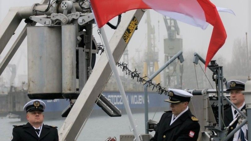 Polska bandera wojenna już podniesiona na ORP Albatros.