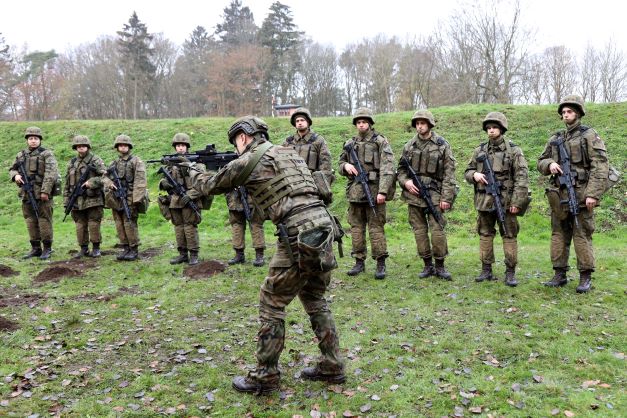 Terytorialsi szkolą żołnierzy dobrowolnej służby wojskowej. Połowa z nich to kobiety
