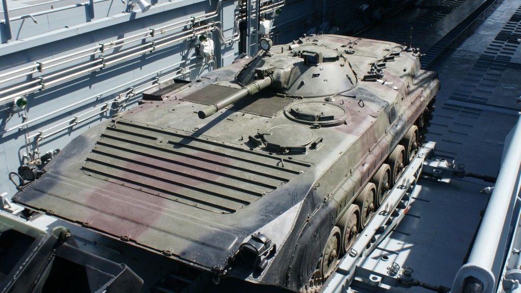 Bojowy wóz piechoty BWP-1 w ładowni okrętu transportowo-minowego projektu 767 (typu Lublin).
