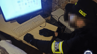Policjant CBZC w trakcie czynności