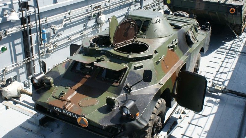 Rozpoznawczy BRDM-2 w ładowni okrętu transportowo-minowego projektu 767 (typu Lublin).