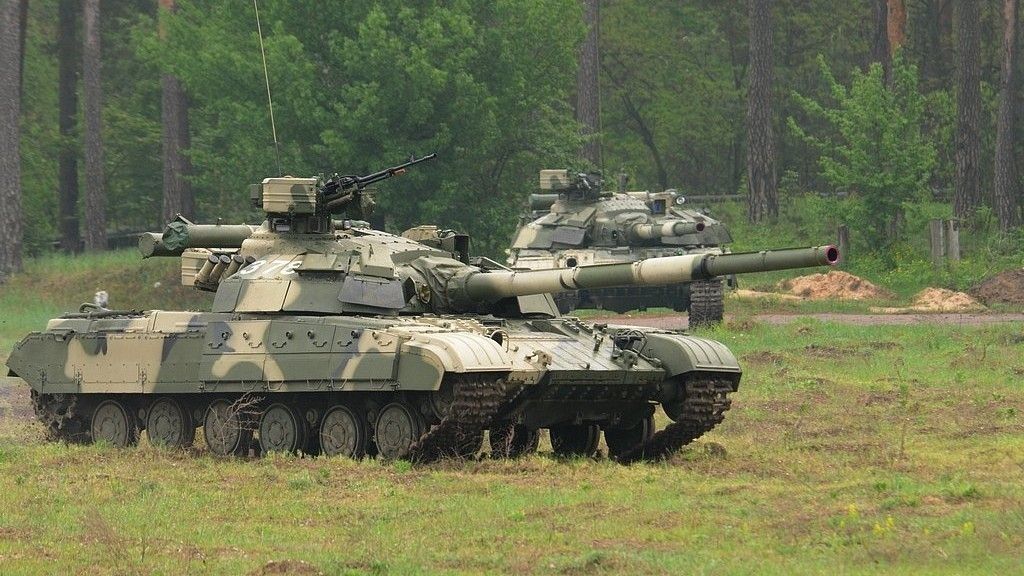 Czołgi T-64BM Bułat, cechy charakterystyczne to moduły wybuchowego pancerza reaktywnego "Nóż" oraz zdalnie sterowane stanowisko karabinu maszynowego 1EC29 obsługiwane przez dowódcę wozu.